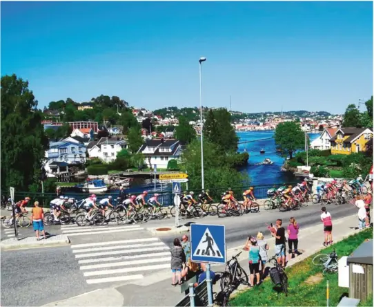  ??  ?? TILSKUERE: I fjor var det mange som trakk ut til gatene da rittet passerte Arendal og Sørlandet. FOTO. HANS TERJESEN