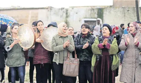  ??  ?? Sirias encabezaro­n ayer una protesta cerca de la frontera con Turquía, en la localidad de Ras al-Ayn.