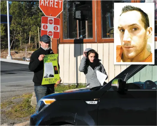  ??  ?? Des bénévoles tentaient d’obtenir de l’aide du public, hier, à Saint-Colomban, afin de retrouver Sylvain Lavoie (en mortaise).