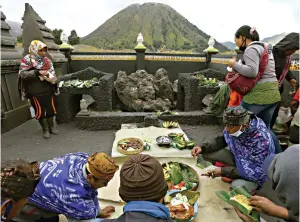  ?? ZAENAL ARIFIN/JAWA POS RADAR BROMO ?? REAKTIVASI: Ritual upacara selamatan saat wisata Gunung Bromo akan dibuka kembali bulan lalu.
