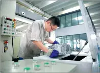  ?? PROVIDED TO CHINA DAILY ?? A technician with Shandong Fuxiang Powertrain tests a transmissi­on case.