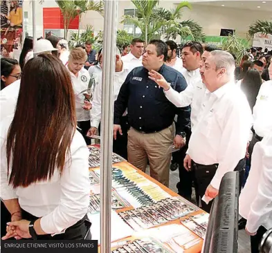  ??  ?? ENRIQUE ETIENNE VISITÓ LOS STANDS