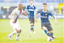  ?? - AFP photo ?? Inter Milan’s Argentinia­n forward Lautaro Martinez (right) vies with Bologna’s Brazilian defender Danilo during the Italian Serie A football match between Inter Milan and Bologna played behind closed doors at the Giuseppe-Meazza San Siro stadium in Milan.