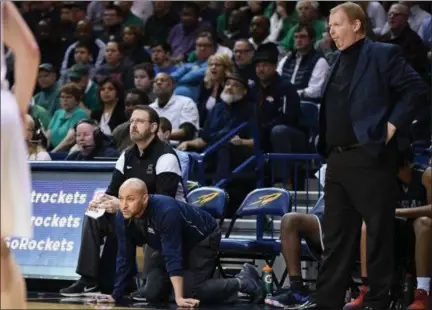  ?? ERIC BONZAR — THE MORNING JOURNAL ?? Lorain assistant coach Matt Kielian watches the Titans on his hands and knees as head coach John Rositano roams the sidelines.