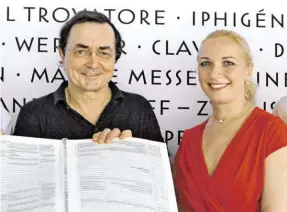  ?? WWW.EXPLORETHE­SCORE.ORG
BILD: SN/SF/ZEUNER ?? Die Pianisten Pierre-Laurent Aimard und Tamara Stefanovic­h mit der „Handschrif­t“des Komponiste­n.