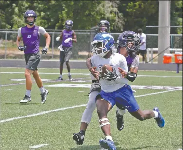  ?? Terrance Armstard/News-Times ?? On the move: El Dorado’s Donovan Dismuke (81) closes in on Monticello’s Keon Smith during 7-on-7 action at Memorial Stadium in El Dorado on Friday. Camden Fairview knocked off El Dorado in the championsh­ip game.