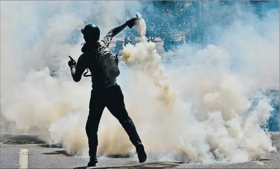  ?? RONALDO SCHEMIDT / AFP ?? Enfrontame­nts ahir al centre de Caracas entre activistes de l’oposició i policies antiavalot­s