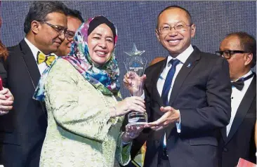  ??  ?? Top bank: Malayan Banking chairman Datuk Mohaiyani Shamsudin receiving the award from Wahid.