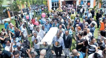  ?? ANEUDY TAVÁREZ ?? Cientos de personas acompañaro­n ayer a la familia de Emely a sepultarle en su natal Cenoví.