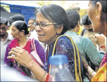  ?? ANSHUMAN POYREKAR/HT PHOTO ?? A woman grieves for her relative killed in the stampede at Elphinston­e station in Mumbai on Friday. The mishap led to the death of 22 people and injured several others.