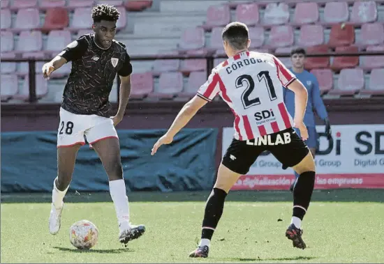  ?? FOTO: ATHLETIC CLUB ?? A la espera
Junior Bita conduce el balón en presencia de Asier Córdoba, jugador formado también en Lezama, en un partido con el Bilbao Athletic