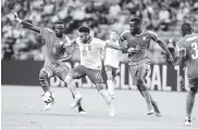  ?? AFP ?? Neymar conduce el balón ante dos rivales africanos.
