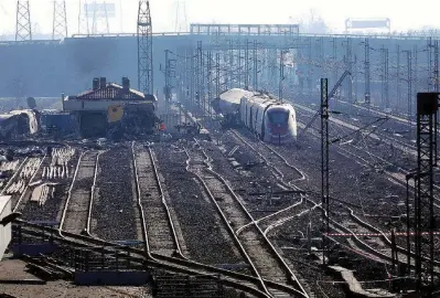  ?? Ansa ?? Due morti e 31 feriti Il luogo del deragliame­nto. Sotto, il procurator­e di Lodi, Domenico Chiaro