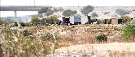  ?? PICTURE: DAVID RITCHIE/AFRICAN NEWS AGENCY (ANA) ?? Suspected land invaders in a section of land between the R300, Old Faure Road and Govan Mbeki Road.