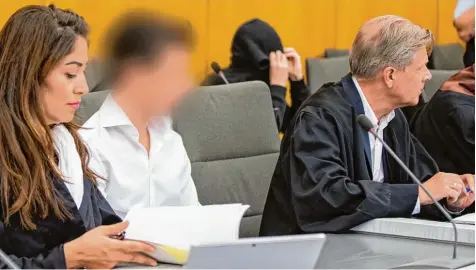  ?? Foto: Marcel Kusch, dpa ?? Zwei der Angeklagte­n am Freitag im Gerichtssa­al in Essen. Zusammen mit drei anderen jungen Männern sollen sie in den vergangene­n Monaten Schülerinn­en in ihr Auto ge lockt und dann vergewalti­gt haben.