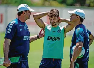  ?? Alexandre Vidal/flamengo ?? Já recuperado de uma pancada no tornozelo, o zagueiro Rodrigo Caio conversa com o técnico Rogério Ceni (esq.) na atividade desta quarta-feira (24)