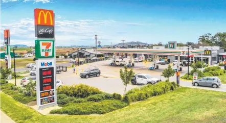  ?? Picture: Contribute­d ?? SOLD: The 7-Eleven servo and McDonald's restaurant at Westbrook has been sold by Burgess Rawson.