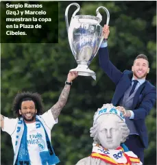 ??  ?? Sergio Ramos (izq.) y Marcelo muestran la copa en la Plaza de Cibeles.