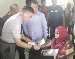  ?? PCSO ?? PCSO General Manager Alexander Balutan (left) talks to a patient during the orientatio­n and coordinati­on conference for PCSO’s I-Hope Program on April 18 in Sultan Kudarat.