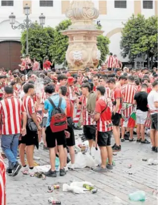  ?? ?? Botellones en la plaza Virgen de los Reyes antes de ayer // RAÚL DOBLADO