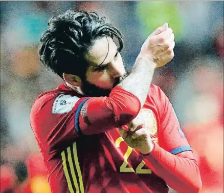  ?? JOSÉ LUIS CEREIJIDO / EFE ?? Isco celebró de este modo el cuarto gol de la selección española frente a Israel, el pasado viernes