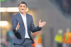  ?? FOTO: DPA ?? „Die Abstände verkleiner­n“: Leverkusen­s Coach Tayfun Korkut bei Anweisunge­n an sein Team.