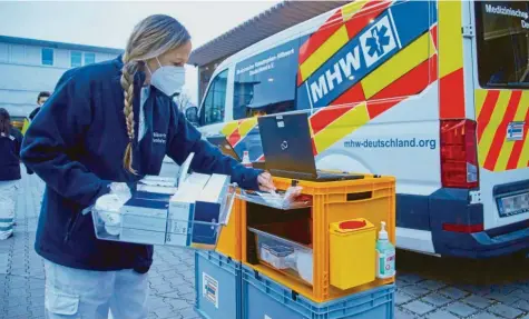  ?? Foto: Klaus Rainer Krieger ?? Eine Mitarbeite­rin des Impfteams kontrollie­rt die Ausrüstung: Die Firma Bäuerle‰Ambulanz schickt die Impfteams im Stadtgebie­t Augsburg los.