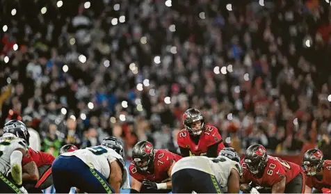  ?? Foto: Lennart Preiss, Witters ?? Als „Country Roads“durchs Stadion hallte, schalteten tausende Fans ihre Handylicht­er an. Da bekamen selbst gestandene Profis Gänsehaut.