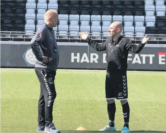  ?? FOTO: BJØRN BORGE ?? VET IKKE: Dag-Eilev Fagermo og Jone Samuelsen vet ikke om sistnevnte spiller mot Sarpsborg 08 mandag.