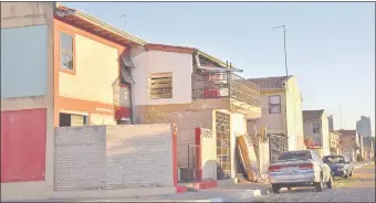  ??  ?? Así se ve uno de los bloques donde el beneficiad­o decidió ampliar la vivienda que el Estado le entregó en febrero de 2015. La Comuna no otorgó ningún permiso para la obra.