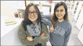  ?? MIGUEL MARTINEZ/MUNDOHISPA­NICO ?? Tenacity opened the door to Harvard for Karla Chavez and Tania Dominguez of Centennial High School.