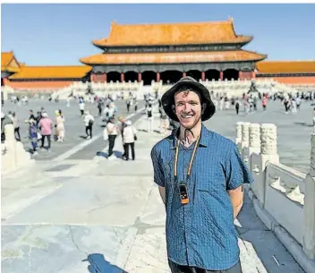  ?? FOTOS: WENGEL ?? Jonas Wengel in der Verbotenen Stadt, einer Palastanla­ge in Peking. Der 22-Jährige hat auf Einladung von Huawei eine Reise für ausgewählt­e Studenten nach China gemacht.