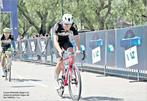  ?? XCA ?? Lucas Almeida llegó a la meta en primer lugar de los 140 km. /