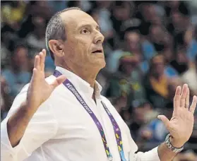  ?? FOTO: EFE ?? Ettore Messina dirigiendo a Italia durante el partido ante Lituania