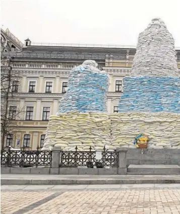  ?? // Z. A. ?? Un ‘rider’ de Glovo pasa por un monumento protegido en Kiev