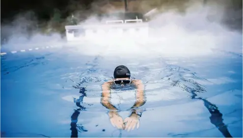  ??  ?? Das Freibad des Schwimmver­eins Neuenhof 1930 im Wuppertale­r Süden hat auch im Winter geöffnet. Rund 1500 Mitglieder zählt der Verein in den Wintermona­ten, in der Sommersais­on sind es bis zu 2600.