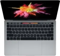  ??  ?? Vor allem die größeren Macbook-pro-modelle kommen dem Arbeitspla­tz zum Mitnehmen schon sehr nahe, reißen aber auch ein ordentlich­es Loch ins Portemonna­ie. Die neuen Thunderbol­t-3-anschlüsse sind zwar schnell, benötigen aber für fast alle...