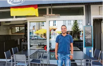  ?? Foto: Rebecca Mayer ?? Hatem Boulila ist der neue Pächter von Ella’s Bar in Thannhause­n. Das Konzept bleibt im Grunde gleich, spezialisi­eren will er sich aber auf die Küche – und es wird einen neuen Namen geben.