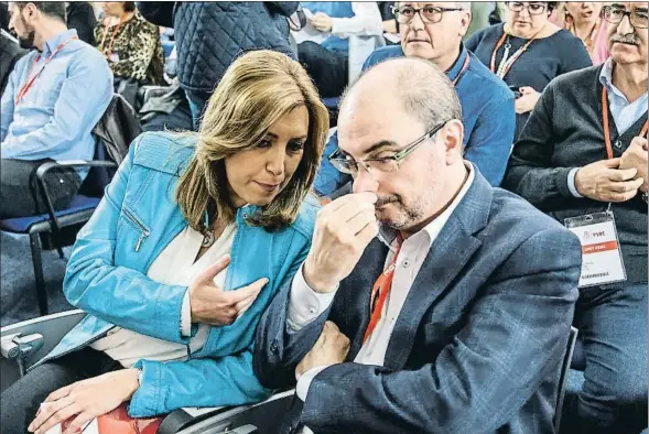  ?? DANI DUCH ?? La presidenta andaluza, Susana Díaz, comparte confidenci­as ayer con uno de sus más firmes defensores, Javier Lambán, presidente de Aragón