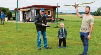  ?? Fotos: Gutmann ?? Der sechsjähri­ge Valentino war das jüngste Ferienkind auf dem Modellflug­platz in Breitenbru­nn. Fasziniert schaute er zu, wie die kleinen Flieger in die Luft gingen.