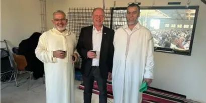  ?? © rr ?? Burgemeest­er Hans Bonte onderstree­pte bij het begin van het Suikerfees­t samen met verantwoor­delijke Mimoun Aquichouh (links op de foto) het belang van een snelle erkenning voor de moskee.
