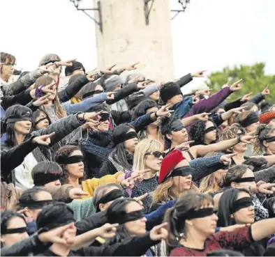  ?? EFE ?? Activistas de la asamblea feminista de Valencia bailan la performanc­e ‘El violador eres tú’, en diciembre pasado.