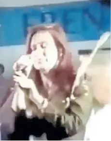  ?? ?? Cristina Kirchner recibió huevazos en un acto de campaña en Catamarca el 16 de abril de 2003 y responsabi­lizó a “la patota” de Luis Barrionuev­o