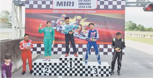  ??  ?? TAHNIAH: Juara kategori novice, Mohamad Azrul (tengah) bersama Catherine (kedua) dan Awangku Muhamad Hazim (ketiga) bersama piala masing-masing.