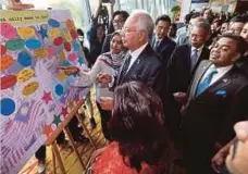  ??  ?? PERDANA Menteri, Datuk Seri Najib Tun Razak (tengah), melawat pameran pada perasmian NCCIM Economic Forum.