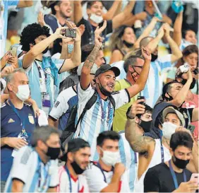  ??  ?? Alegría. Los pocos aficionado­s argentinos que estuvieron en Río lo festejaron.