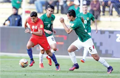  ?? — Gambar Reuters ?? (kiri) melepasi kekangang pemian pertahanan Bolivia ketika beraksi pada perlawanan di Estadio Hernando Siles, La Paz, Bolivia pada Selasa lepas.