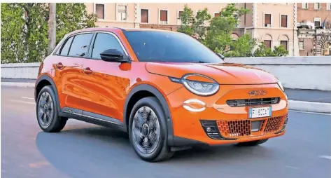  ?? FOTO: AUTOREN-UNION MOBILITÄT/STELLANTIS ?? Die kunterbunt­en Lackierung­en in Orange, Rot oder etwa Blau stehen dem Fiat richtig gut.