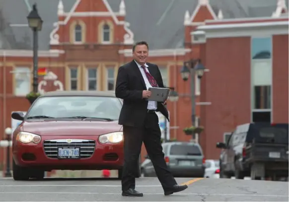  ?? DAVE CHIDLEY FOR THE TORONTO STAR ?? Stratford mayor Dan Mathieson uses the city-owned Wi-Fi on his tablet. By making Wi-Fi a public service, Mathieson says, the city can attract a different kind of employer and create more jobs.