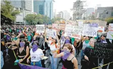  ??  ?? El pasado 25 de noviembre, miles de mexicanas marcharon en la Ciudad de México por la eliminació­n de la violencia de género.